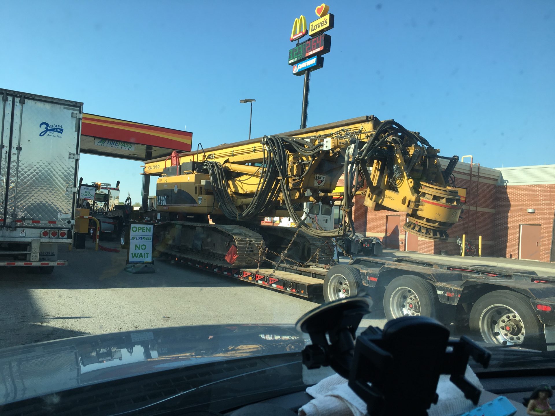 Top Challenges in Heavy Load Transport and How Pilot Cars Help Overcome Them